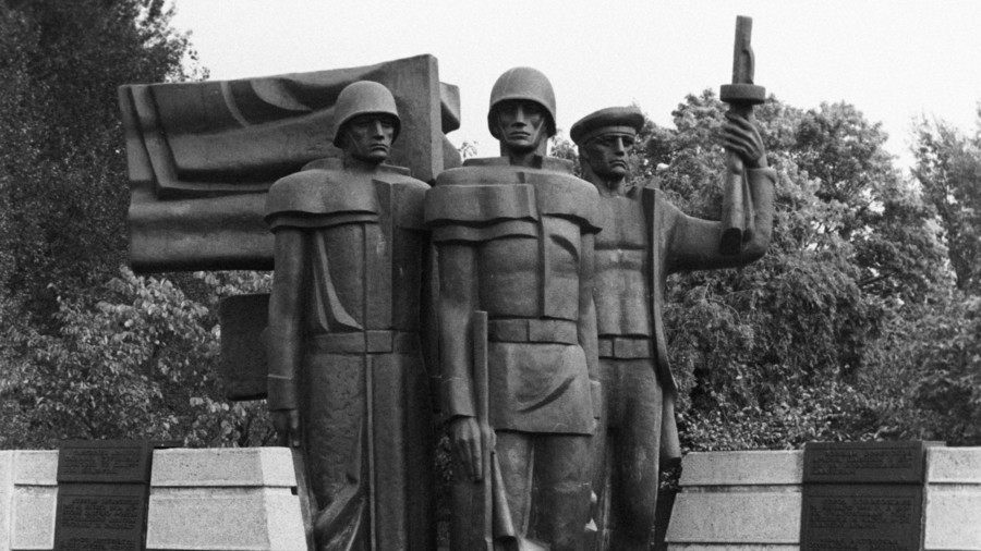 Russia announces sanctions over Lithuanian memorials policy