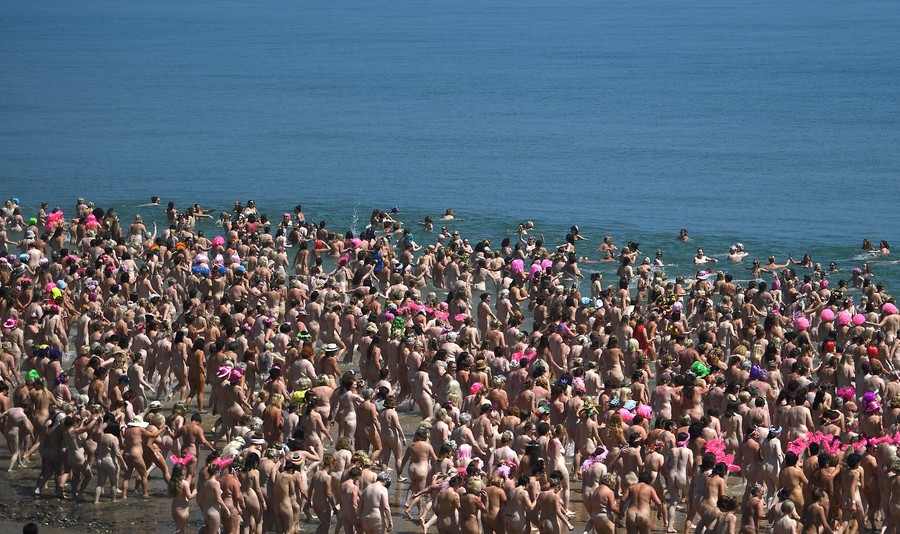 Beach Senior Trip Nude - 2,505 barenaked ladies take over beach in record-breaking ...