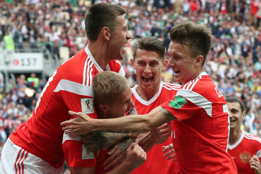 Russian players celebrate first goal against Saudi Arabia © Ramil Sitdikov / Sputnik