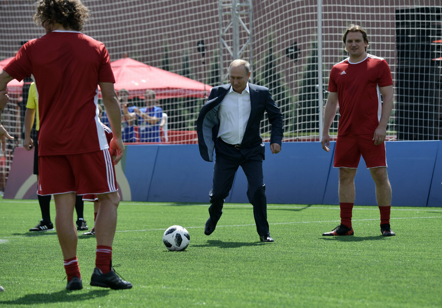 Putin shows off football skills in Red Square (VIDEO) - RT