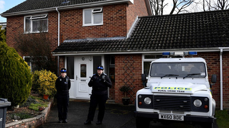 Police officers stand guard outside of the home Sergei Skripal on March 6, 2018. © Toby Melville / Reuters