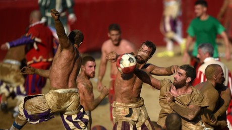 Fighting football: Italy’s oldest game of soccer looks like a mass brawl (VIDEO)