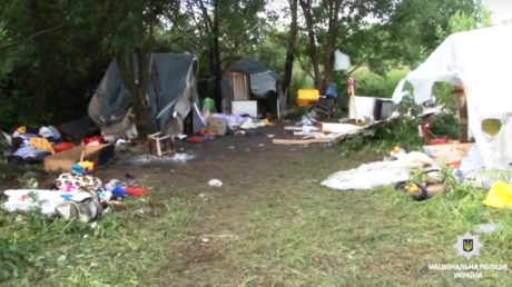 Maskerade nynazister attackerar romskt läger med knivar i en dödlig razzia sent på natten i Lvov, Ukraina