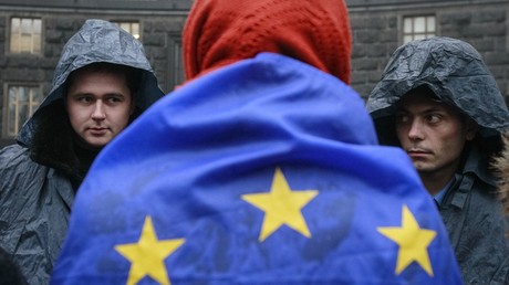 A protester attends a rally to support EU integration as police stand guard in Kiev © Gleb Garanich 