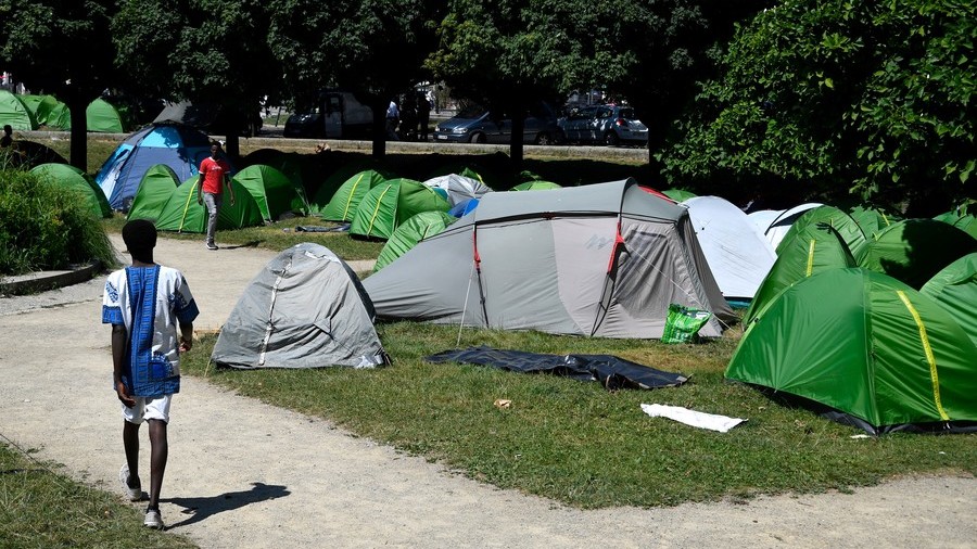 Hundreds of refugees expelled from public park in Nantes after court ruling (VIDEO)