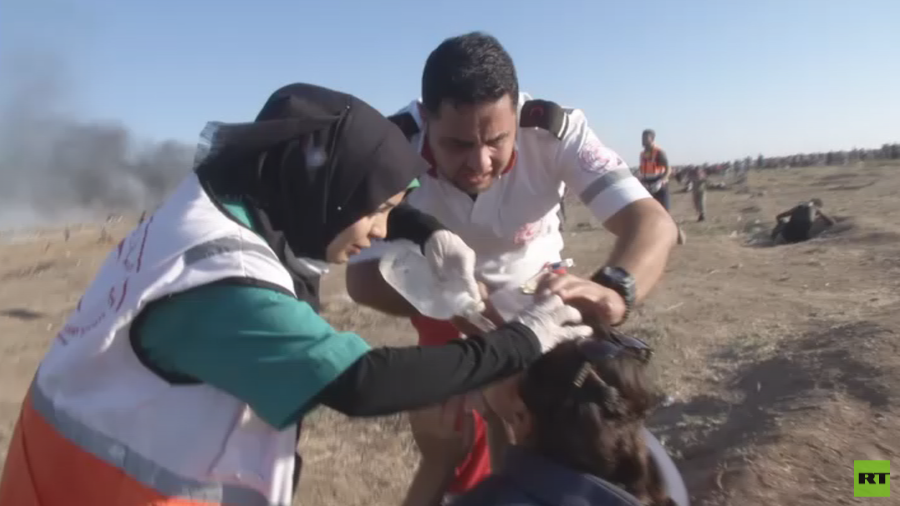Journalist working with RT caught in tear gas attack amid deadly Gaza protests (VIDEO)