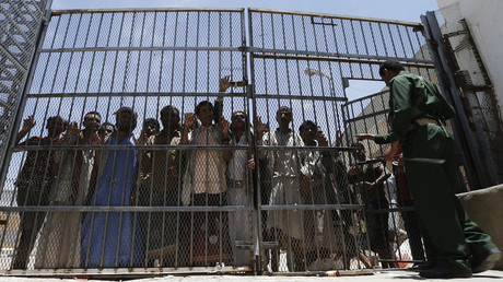 FILE PHOTO: Inmates the central prison in Sanaa © Reuters / Khaled Abdullah 