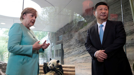 German Chancellor Angela Merkel gestures next to Chinese President Xi Jinping in Berlin © Axel Schmidt