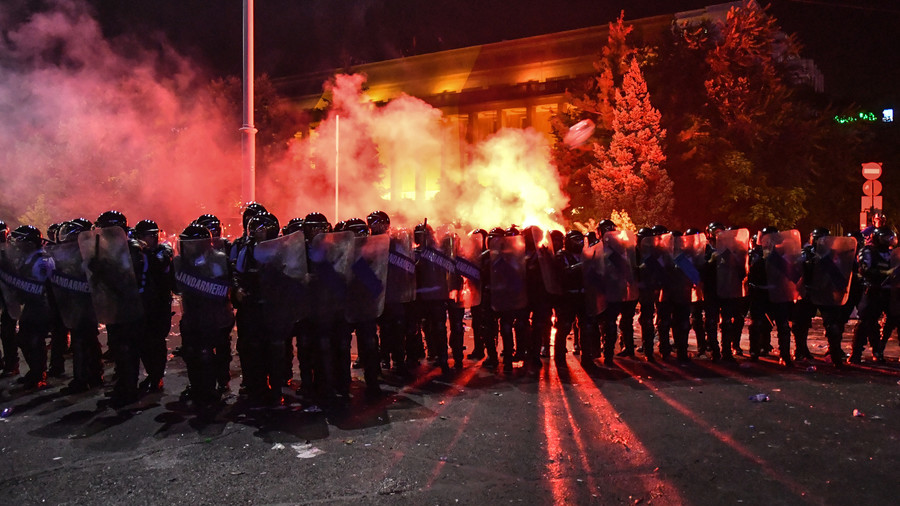 440 feridos em confrontos entre manifestantes anti-governo e policiais na RomÃªnia (FOTOS)