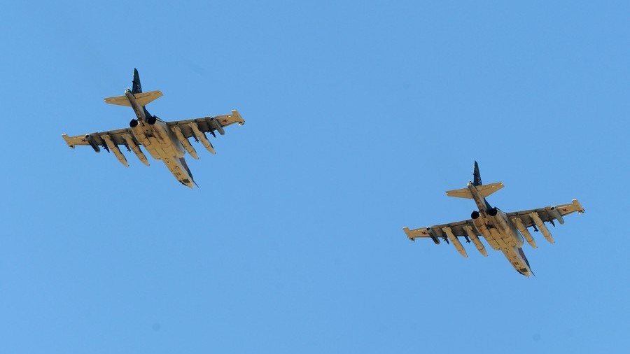 Drivers stunned as Russian military planes practice landing on busy road (VIDEO)