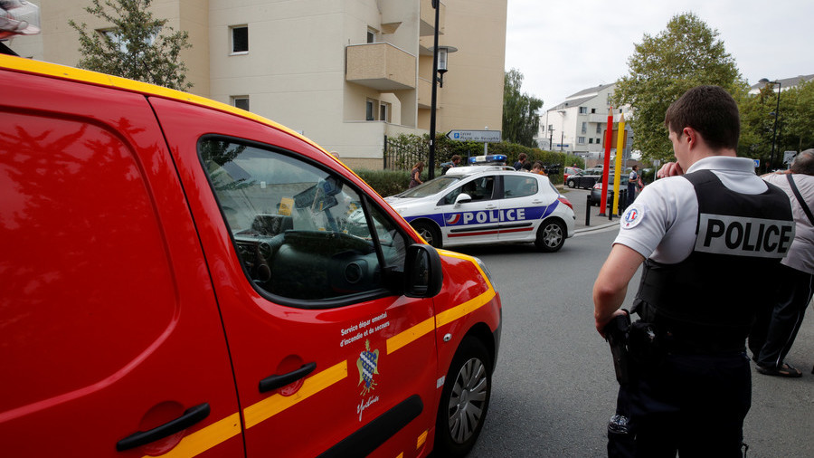 2 people killed, 1 seriously injured in knife attack near Paris