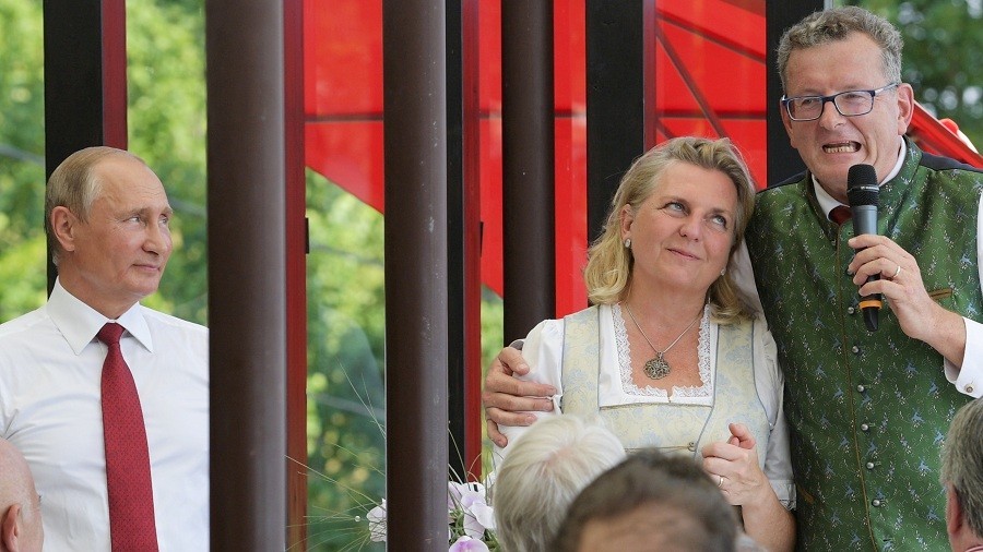 Austrian FM ‘didn’t expect’ Putin to actually turn up at her wedding