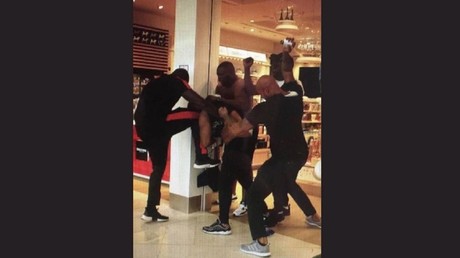 French rappers Kaaris and Booba threw down with their entourages at a french airport. © @ReggaetonHero