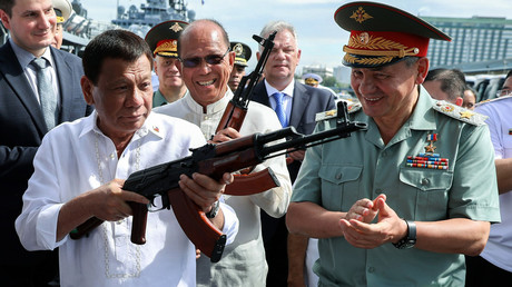Philippine president Rodrigo Duterte inspects a Kalashnikov rifle. October 2017 © AFP Photo / Presidential Photo Division / Robinson Ninal