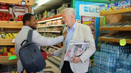 Jeremy Corbyn, leader of the Labour Party, holds newspapers and greets a passer by in Islington, London. June 10, 2017 © Marko Djurica