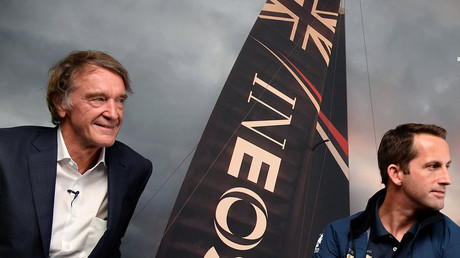 (L) Sir Jim Ratcliffe, CEO of INEOS poses with British Olympic sailor (R) Ben Ainslie, during a news conference in London, Britain, April 26, 2018. © Toby Melville