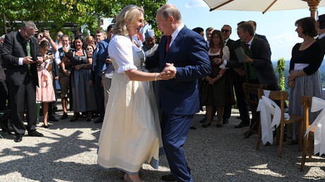 VIP guest Putin brings big bouquet of flowers, dances with Austrian FM at her wedding (PHOTOS)