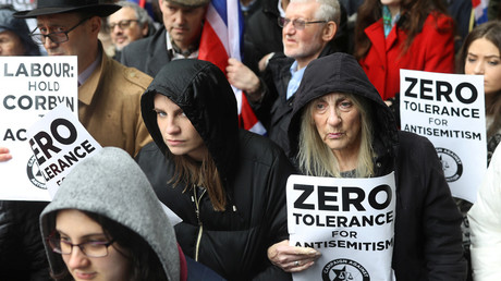 Demonstrators take part in an antisemitism protest outside the Labour Party headquarters in central London, Britain April 8, 2018 © Simon Dawson