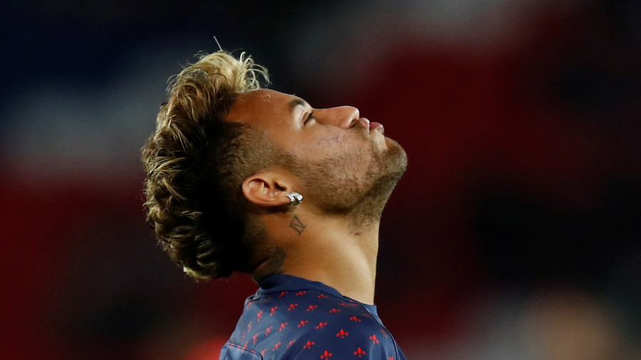 The Beautiful Game: Neymar trolled for using face cream at half-time (VIDEO)