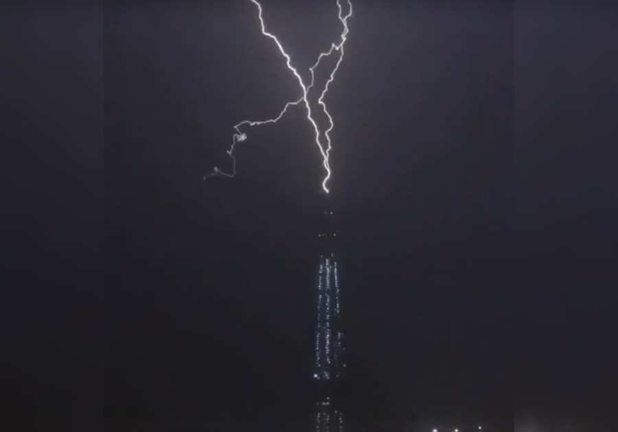 Tesla Tower: Lightning strikes and dances around Europe’s tallest ...