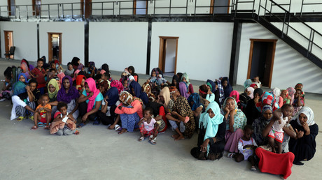 Os migrantes são vistos em um abrigo depois de terem sido transferidos de centros de detenção administrados pelo governo, após ficarem presos em confrontos entre grupos rivais em Trípoli, na Líbia, em 30 de agosto. © Hani Amara