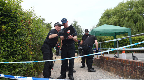 FILE PHOTO: Police officers search Queen Elizabeth Gardens in Salisbury, Britain, July 19, 2018. © Hannah McKay