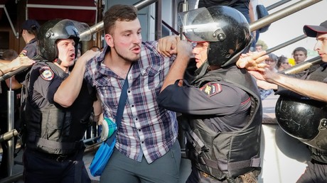 Police officers detain a protester during a rally against planned increases to the nationwide pension age in Moscow on September 9, 2018 © Grigory Dukor