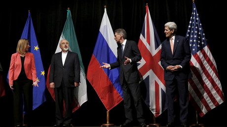 FILE PHOTO: Philip Hammond, John Kerry and Federica Mogherini talk to Mohammad Javad Zarif in Vienna, Austria, July 14, 2015 © Carlos Barria / Reuters