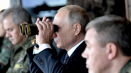 FILE PHOTO. Russia's President Vladimir Putin and senior military officials. © Alexei Nikolsky/Kremlin
