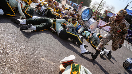 Russian woman punishes ‘manspreading’ metro riders with bleach-laced water (VIDEO)