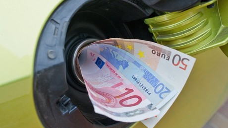 FILE PHOTO. An illustrated picture shows euro notes stuck into a tank opening of a car © Patrick Pleul