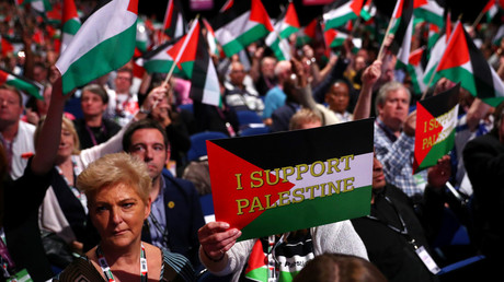 Delegates hold up placards in support of Palestine at the Labour Party's conference in Liverpool, Britain, September 25, 2018. REUTERS/Hannah McKay
