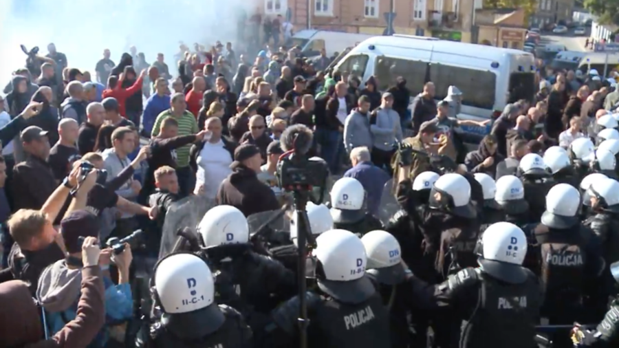Polish police use tear gas on right-wing protesters during city's 1st gay rights march (VIDEO)