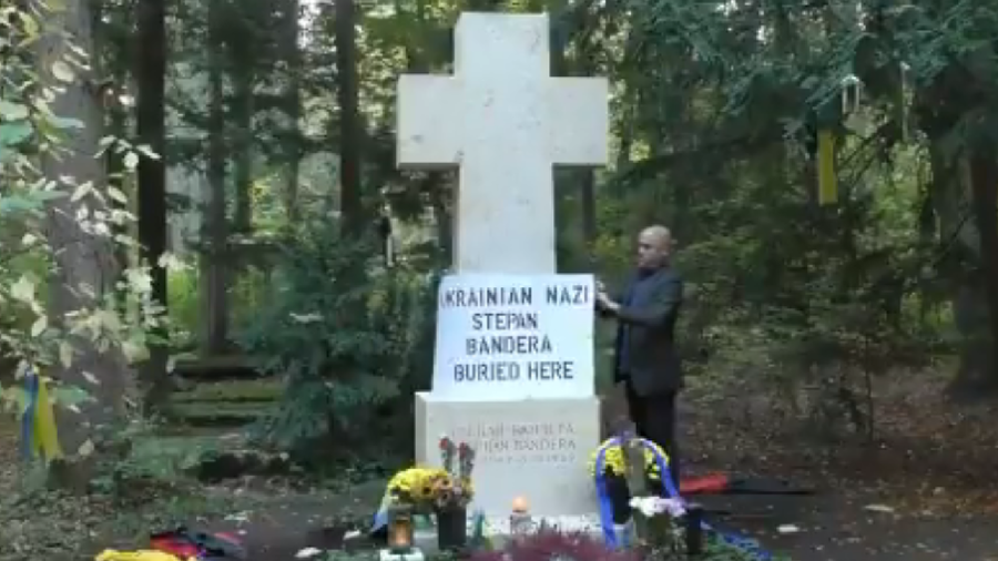 ‘Nazi buried here’: UK blogger places sign on Ukrainian nationalist icon’s grave in Germany