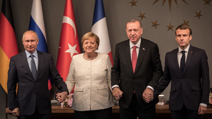 Da sinistra, il presidente russo Vladimir Putin, la cancelliera tedesca Angela Merkel, il presidente turco Erdogan e il presidente francese Emmanuel Macron al vertice sulla Siria, a Istanbul, 27/10/2018. Credits to: Global Look Press/Oliver Weiken.