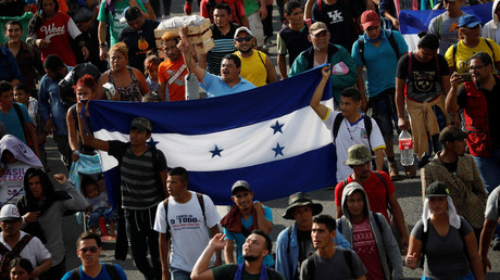 MIgrants holding a Honduran flag march through Mexico en route to the US © Reuters / Uselei Marcelino