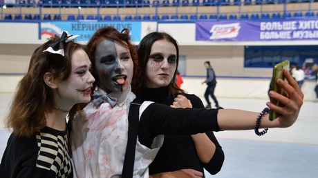 Participants in a costumed Halloween skating party. © Sputnik / leksandr Kondratuk 