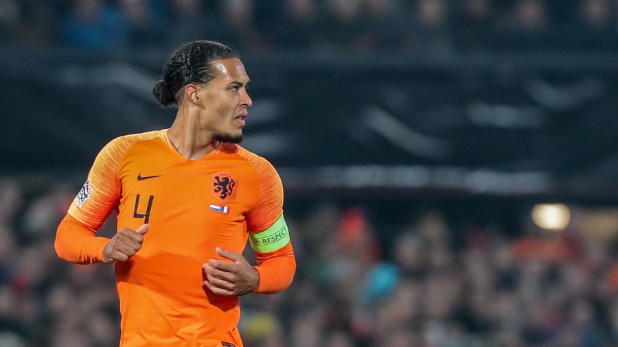 Van Dijk Warmly Embraces Teary-Eyed Referee Whose Mother Passed Away Van Dijk Warmly Embraces Teary-Eyed Referee Whose Mother Passed Away