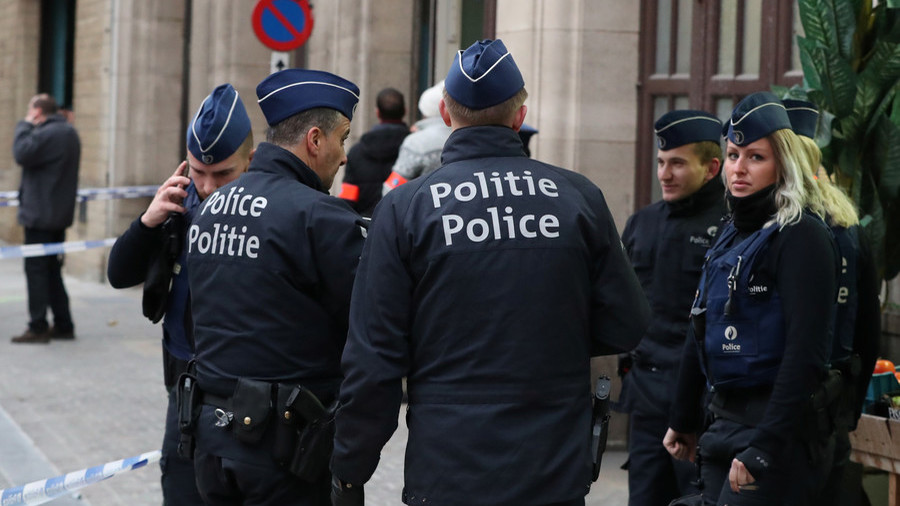 Attentato del coltello di Bruxelles contro l'ufficiale di polizia investigato come terrorismo - media