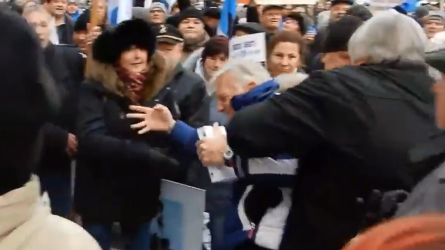 Estonian MEP kicked & shoved by anti-immigration protesters in Tallinn (VIDEO)