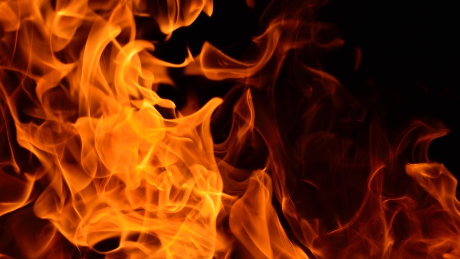 WATCH Dallas firefighters battle raging apartment block fire, smoke seen from miles away