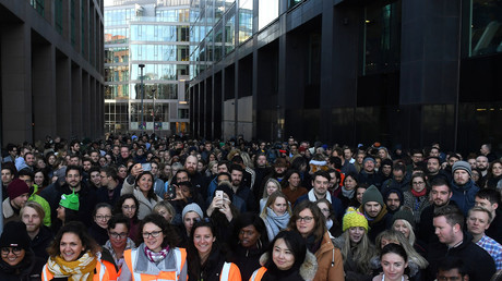 Workers stand outside the Google offices in Dublin, Ireland. © Reuters / Clodagh Kilcoyne