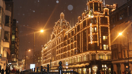 The Harrods store is seen during a snow flurry in London © REUTERS / Toby Melville 