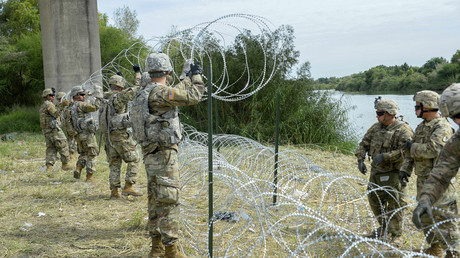 US Army soldiers position concertina wire along the Mexico border, November 2, 2018 © Global Look Press via ZUMA Press / Alexandra Minor