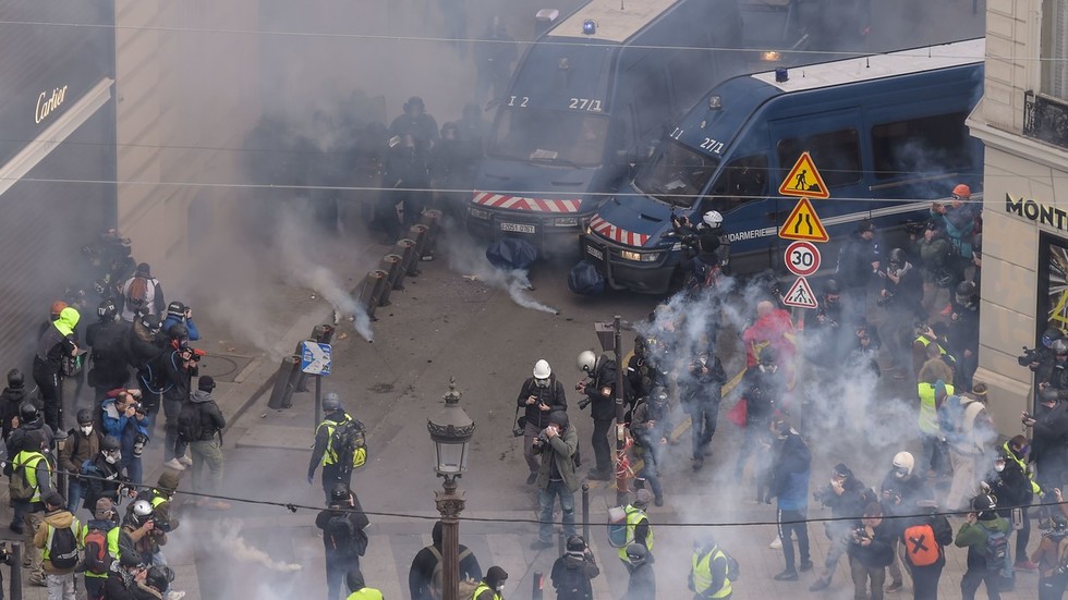 100s detained, tear gas fired: Yellow Vest mayhem hits Paris on 4th weekend (WATCH LIVE)