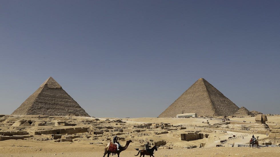 Porno Pyramid Posers Egypt Investigates Nude Couple Photo From Iconic Site Explicit — Rt 4097