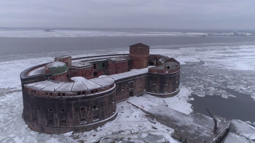 DRONE FOOTAGE captures eerie Tsars’ PLAGUE FORT in the middle of Gulf ...