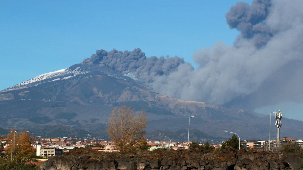 People injured as earthquake strikes Sicily day after Mount Etna ...