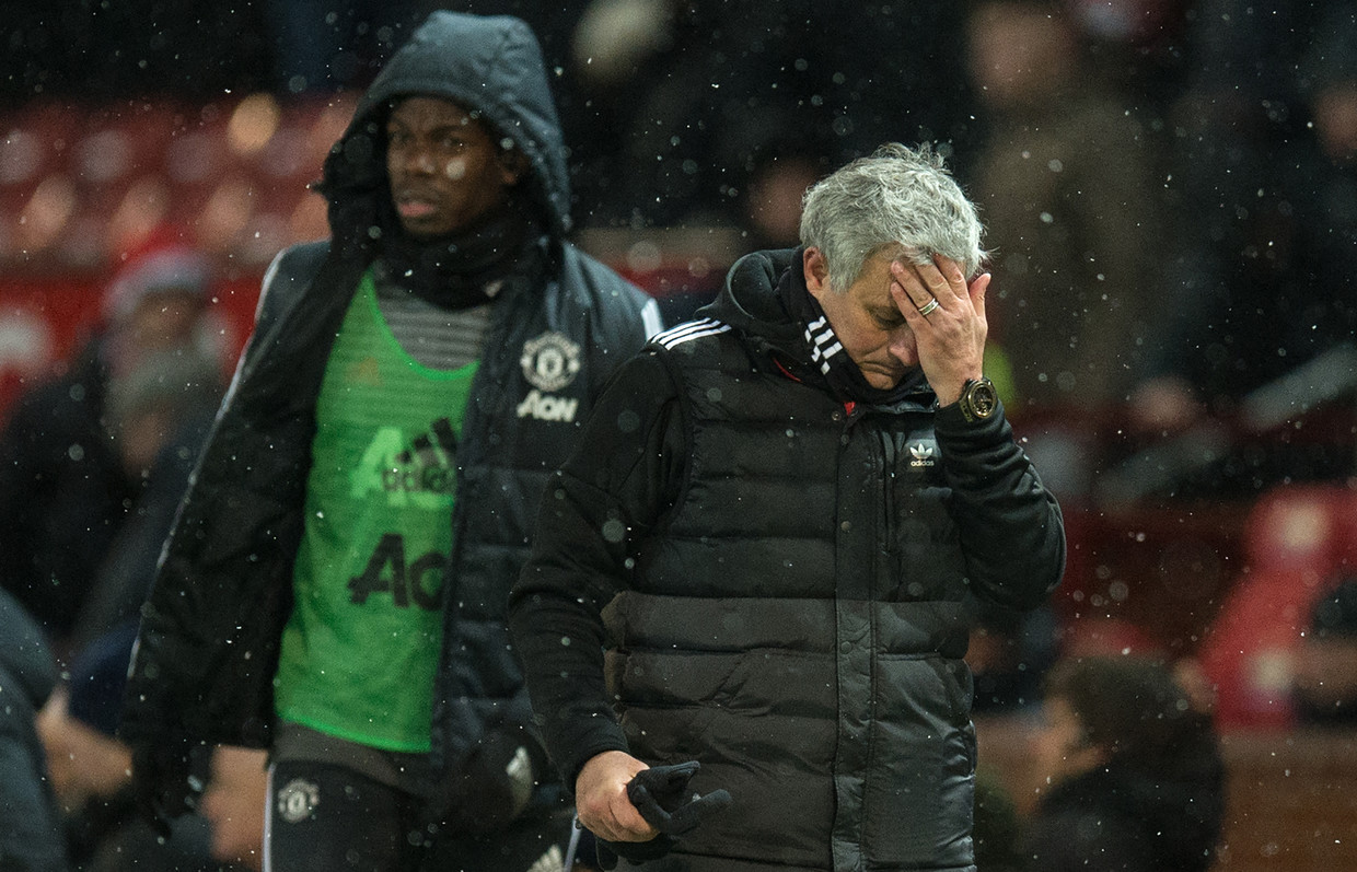  Former Manchester United manager Jose Mourinho (R) and French midfielder Paul Pogba © AFP / Oli SCARFF 