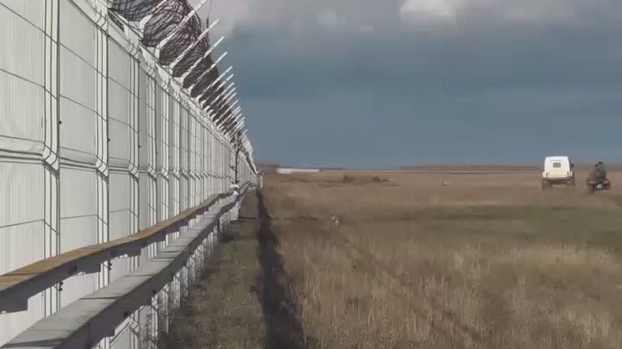 Как выглядит граница с украиной. Забор на границе Крыма и Украины. Заграждения на границе с Украиной. Граница между Россией и Украиной. Украинская стена.